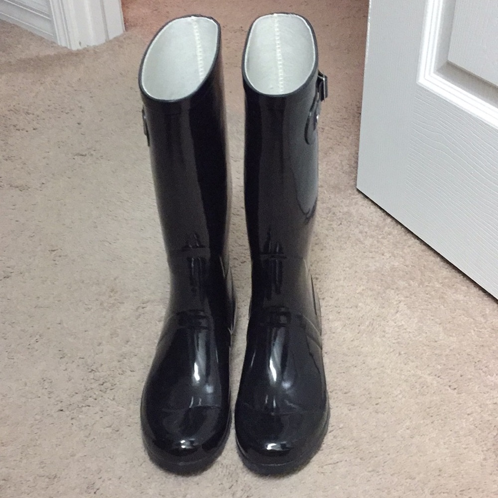 Black lined rain boots